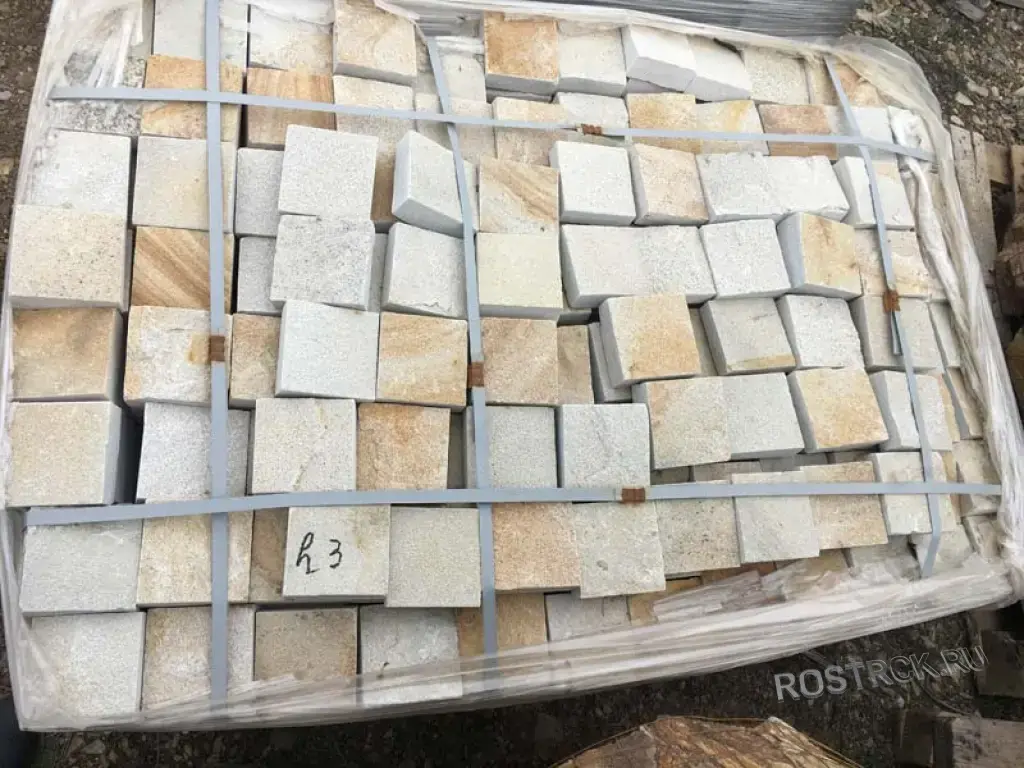 Природная плитка: Бело-желтый пиленый камень