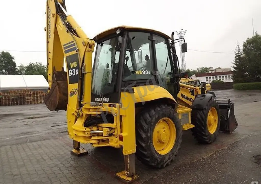 Услуги экскаватора-погрузчика в Красноярске